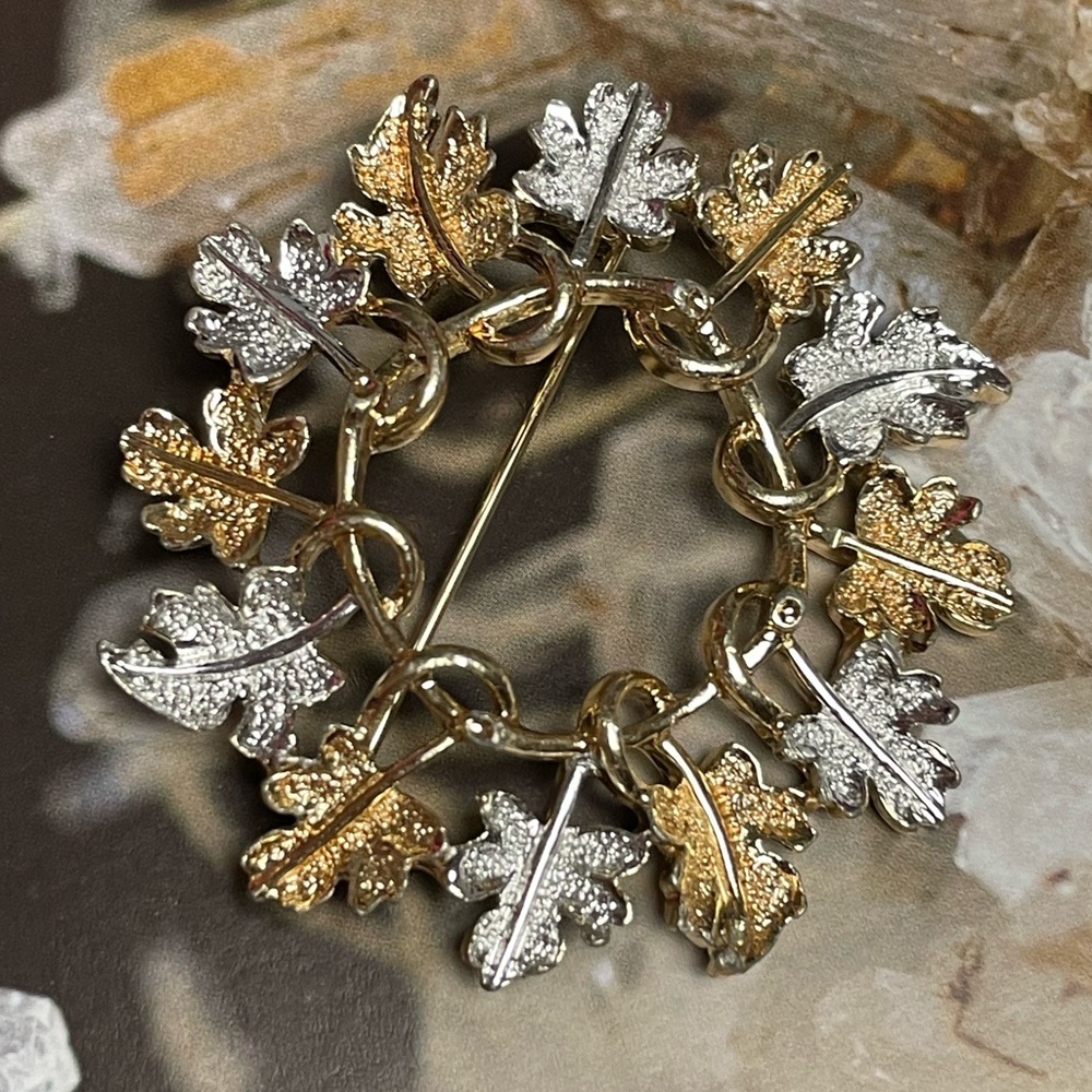 Vintage Sarah Coventry Oak Wreath Brooch